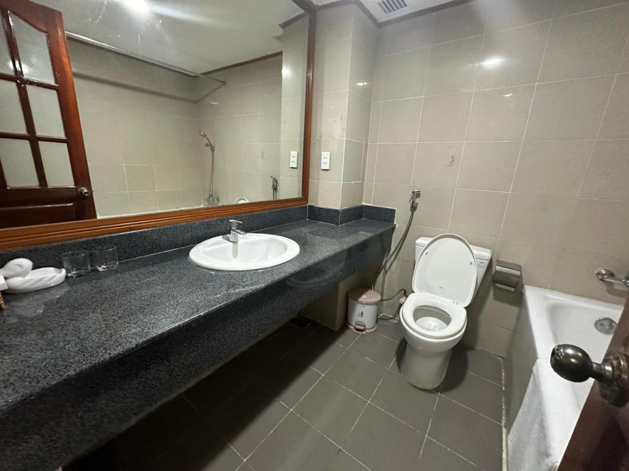 Ngoc Thu Hotel Soc Trang Bagian luar foto